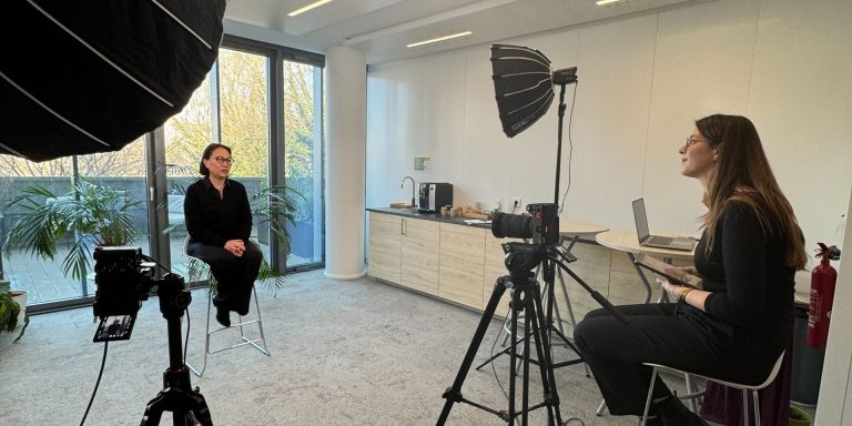 Lire la suite à propos de l’article Vidéo témoignage client BtoB : structurer sa communication dans le temps